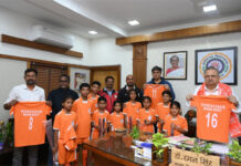 बाल दिवस पर विधानसभा अध्यक्ष डॉ. रमन सिंह ने बच्चों को दी अंतरराष्ट्रीय गुणवत्ता की हॉकी स्टिक