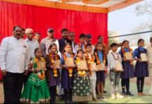 गणतंत्र दिवस के पावन पर्व में प्राथमिक शाला सिंगदई वार्ड क्र. 50 में वार्ड पार्षद मुकेश साहू द्वारा छात्र – छात्रा को सम्मान