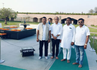 दिल्ली बैठक के बाद जिलाध्यक्ष विपिन यादव ने राजघाट पर दी श्रद्धांजलि, संगठन को मजबूत बनाने की जताई प्रतिबद्धता