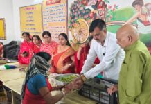 आचार्य विद्यासागर महाराज के द्वितीय समाधि स्मृति दिवस पर जैन मंदिर में आचार्य छत्तीसी विधान, वृद्धाश्रम में फल वितरण