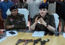 पुलिस ने पिस्टल और कट्टा दिखाकर लोगो को डराने वाले गुण्डा बदमाश गिरफ्तार