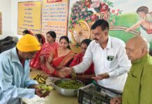 आचार्य विद्यासागर महाराज के द्वितीय समाधि स्मृति दिवस पर जैन मंदिर में हुआ आचार्य छत्तीसी विधान एवं वृद्धाश्रम में किया फलवितरण किया