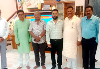 विधायक, पूर्व विधायक एवं आयोग के पूर्व सदस्य ने अनीस खान के निवास पहुंचकर ईद की शुभकामनाएं दीं