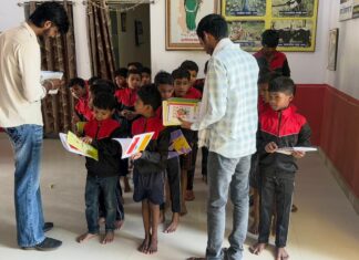 पनेका आश्रम में एनएसयूआई ने 56वें स्थापना दिवस पर किया सेवा कार्यक्रम, छात्रों को बांटे कॉपी-पेन