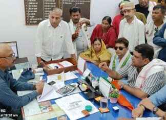बिजली कटौती और अव्यवस्था के खिलाफ कांग्रेस का हल्लाबोल, डेढ़ घंटे तक बिजली कार्यालय का घेराव
