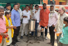 भीषण गर्मी में राहगीरों को मिली राहत, विहिप-बजरंग दल ने पिलाया आम पना