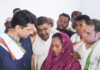 पद्मश्री फुलबासन बाई से मिले कांग्रेस नेता, बोले-प्रदेश में कानून व्यवस्था चरमराई, गृहमंत्री को जनता की चिंता नहीं