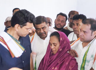 पद्मश्री फुलबासन बाई से मिले कांग्रेस नेता, बोले-प्रदेश में कानून व्यवस्था चरमराई, गृहमंत्री को जनता की चिंता नहीं
