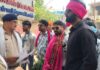 अघोषित बिजली कटौती के विरोध में विद्युत विभाग को बेशर्म का गुलदस्ता देने पहुंचे शमसुल, पुलिस से हुई झूमाझटकी