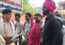 अघोषित बिजली कटौती के विरोध में विद्युत विभाग को बेशर्म का गुलदस्ता देने पहुंचे शमसुल, पुलिस से हुई झूमाझटकी