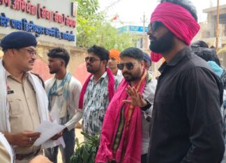 अघोषित बिजली कटौती के विरोध में विद्युत विभाग को बेशर्म का गुलदस्ता देने पहुंचे शमसुल, पुलिस से हुई झूमाझटकी
