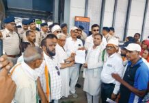 अधूरे अंडरब्रिज पर कांग्रेस नेता आसिफ का आंदोलन, रेलवे प्रशासन ने कार्य प्रारंभ करने का लिखित आश्वासन दिया