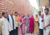 नवनिर्वाचित पंच को मिठाई खिलाकर दी बधाई