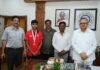 मुख्यमंत्री विष्णुदेव साय ने स्वर्ण पदक विजेता हॉकी खिलाड़ी अवि मानिकपुरी का किया सम्मान