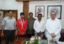मुख्यमंत्री विष्णुदेव साय ने स्वर्ण पदक विजेता हॉकी खिलाड़ी अवि मानिकपुरी का किया सम्मान