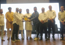 जरूरतमंदों के लिए फरिश्ता बने यूनुस अजनबी, रक्त अलंकरण सम्मान से नवाजे गए