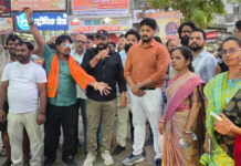 बरसते पानी के बीच फूटा राजपूत समाज का गुस्सा : मानव मंदिर चौक पर फूंका गृह मंत्री का पुतला, फास्ट ट्रैक कोर्ट और बुलडोजर कार्रवाई की मांग