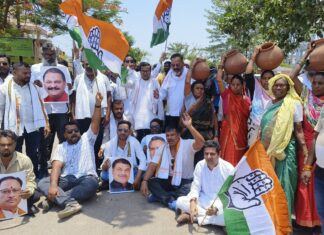 जलसंकट पर कांग्रेस का प्रदर्शन, महिलाओं ने सड़क पर फोड़ी मटकी