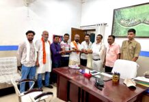 रेलवे स्टेशन पर जीवनदान सेवा संस्था की रात्रिकालीन नि:शुल्क जल सेवा संपन्न, स्टेशन मास्टर का किया गया सम्मान