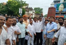 राहुल गांधी व मल्लिकार्जुन खड़गे की गिरफ्तारी के विरोध में कांग्रेस का प्रदर्शन, प्रधानमंत्री का पुतला फूंका