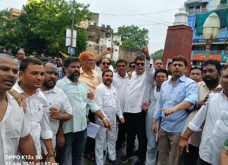 राहुल गांधी व मल्लिकार्जुन खड़गे की गिरफ्तारी के विरोध में कांग्रेस का प्रदर्शन, प्रधानमंत्री का पुतला फूंका