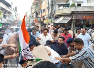 जांच एजेंसियों के दुरुपयोग के खिलाफ कांग्रेस का उग्र प्रदर्शन, पुलिस से झूमाझटकी के बीच प्रधानमंत्री व मुख्यमंत्री का पुतला दहन