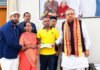 गौ माता की रक्षा करते हुए वीरगति प्राप्त संदीप साहू के परिवार को डॉ. रमन सिंह ने प्रदान की आर्थिक सहायता राशि