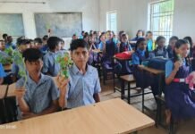 बैगलेस डे पर विद्यार्थियों ने किया पौधरोपण, पर्यावरण संरक्षण का लिया संकल्प