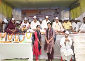 महाविद्यालय भवन निर्माण की मांग : पूर्व विधायक भुनेश्वर बघेल का दो दिवसीय उपवास समाप्त, 1100 समर्थन पत्र सौंप सौंपा ज्ञापन