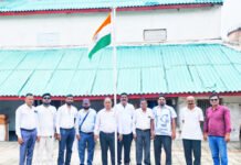 मसीह समाज ने फहराया तिरंगा, पर्यावरण संरक्षण के लिए कब्रिस्तान परिसर में किया पौधरोपण
