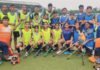 अंतर्राष्ट्रीय हॉकी स्टेडियम में खेला गया मैत्रीपूर्ण मैच, पटरी पार के खिलाड़ियों ने मैदान में दिखाया हुनर