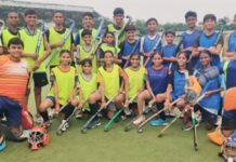 अंतर्राष्ट्रीय हॉकी स्टेडियम में खेला गया मैत्रीपूर्ण मैच, पटरी पार के खिलाड़ियों ने मैदान में दिखाया हुनर