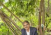 एसी कमरों से दूर, पेड़ की छांव में बैठकर अल्वा फाउंडेशन के चेयरमैन डॉ. हेमशंकर जेठमल साहू ने निपटाया काम