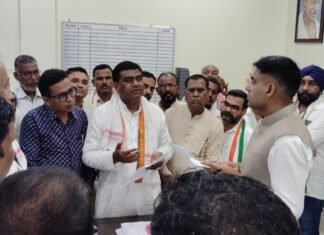 जनहित के मुद्दों को लेकर जिला कांग्रेस ने कलेक्टर को सौंपा ज्ञापन