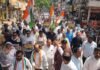 कांग्रेस ने बेरिकेडिंग फांद किया कलेक्टोरेट का घेराव, पुतला भी फूंका