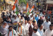 कांग्रेस ने बेरिकेडिंग फांद किया कलेक्टोरेट का घेराव, पुतला भी फूंका