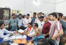 गोल बाजार के मटन एवं मछली मार्केट को बंद करने विश्व हिंदू परिषद-बजरंग दल ने सौंपा ज्ञापन