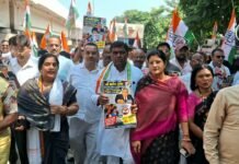 जिला कांग्रेस का हल्लाबोल : ‘वोट चोर, गद्दी छोड़ो’ के नारों से गूंजा शहर, पुतला फूंका