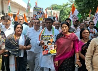 जिला कांग्रेस का हल्लाबोल : ‘वोट चोर, गद्दी छोड़ो’ के नारों से गूंजा शहर, पुतला फूंका