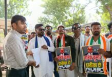 मुख्य चुनाव आयुक्त के इस्तीफे की मांग को लेकर कांग्रेस ने सौंपा ज्ञापन