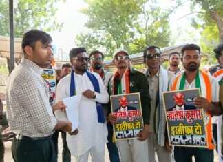 मुख्य चुनाव आयुक्त के इस्तीफे की मांग को लेकर कांग्रेस ने सौंपा ज्ञापन